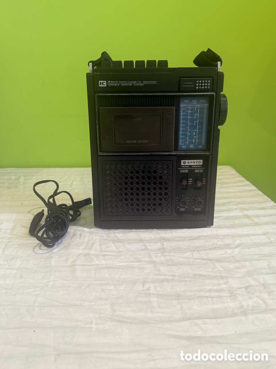 Radios antiguas: Radio Casete SANYO M2528N &ndash; A&ntilde;os 70 &ndash; Port&aacute;til