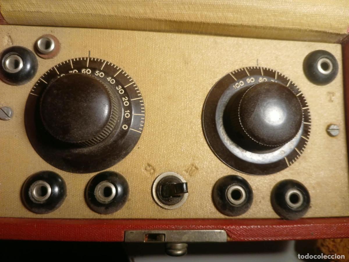 Radios antiguas: Radio antigua de colecci&oacute;n con caja roja y dos mandos