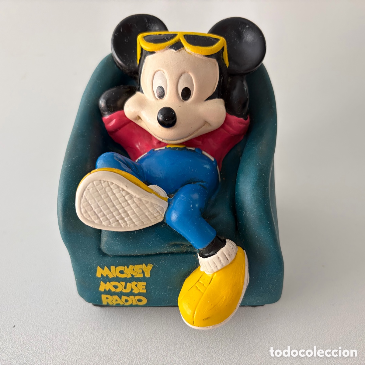 Radios antiguas: Radio transistor Mickey Mouse sentado en sill&oacute;n con gafas &ndash; Disney vintage