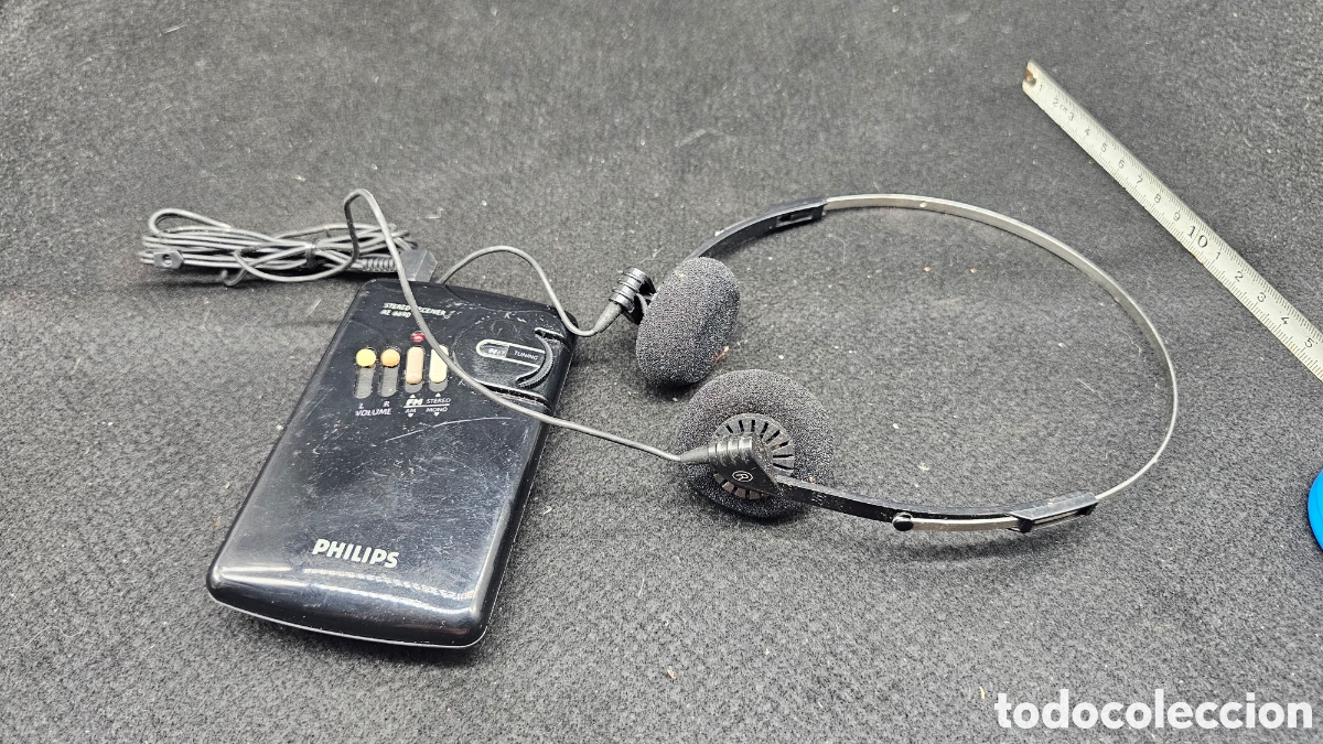 Radios antiguas: radio port&aacute;til vintage de bolsillo Philips AE6690 con sintonizador est&eacute;reo AM/FM y auriculares.