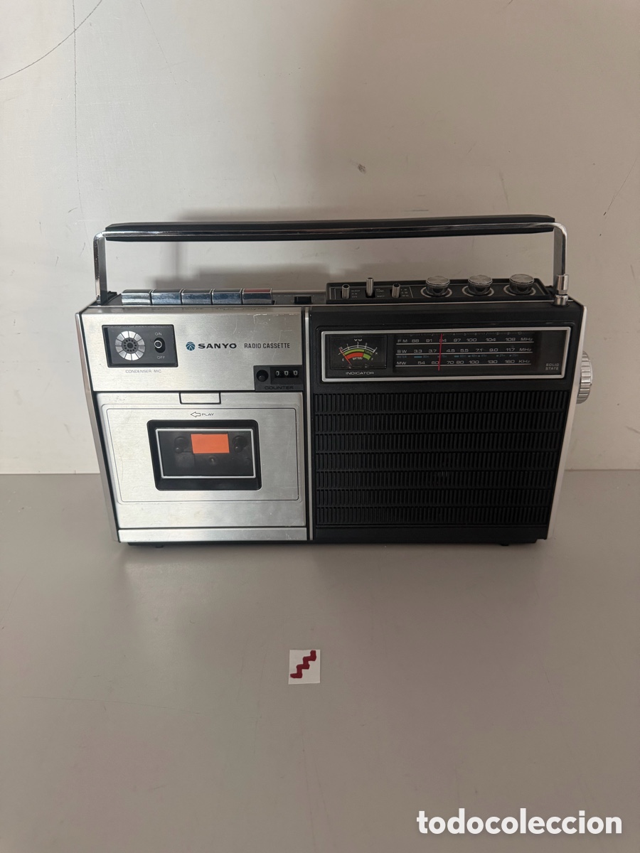 Old radios: radio cassette port&aacute;til vintage de la marca Sanyo, modelo Sanyo M-2414
