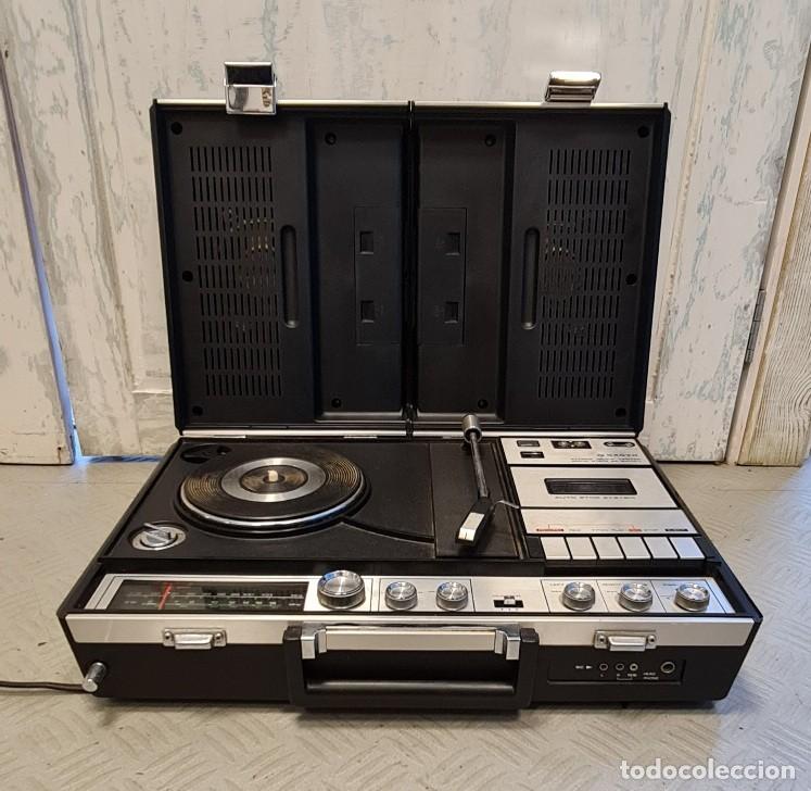 Radios antiguas: Sanyo Music Center G-2612EZ &middot; Equipo port&aacute;til vintage con tocadiscos, casete y radio &middot; Jap&oacute;n a&ntilde;os 70