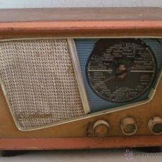 Radios de válvulas: PEQUEÑA RADIO DE MADERA SANTANA, SIN COMPROBAR (33X22X14CM APROX, SEÑALES DE EDAD). Lote 51523163