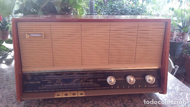 Radios de v&aacute;lvulas: antigua radio philips, funciona - Foto 1