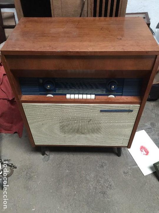 Radios de válvulas: Equipo radio con tocadiscos LA VOZ DE SU AMO fabricada por Marconi en Francia en 1958 - Foto 2 - 117666067