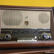 Radios de válvulas: RADIO ANTIGUA MARCA PHILIPS FUNCIONANDO,TAMANO GRANDE SUS MEDIDAS 60 X 40 X 25 CM
