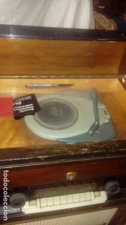 Radios de v&aacute;lvulas: Radio tocadiscos marca Marconi a&ntilde;os 50 - Foto 4