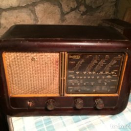 Antigua radio de válvulas con caja de madera marca Invicta de los años 40-50