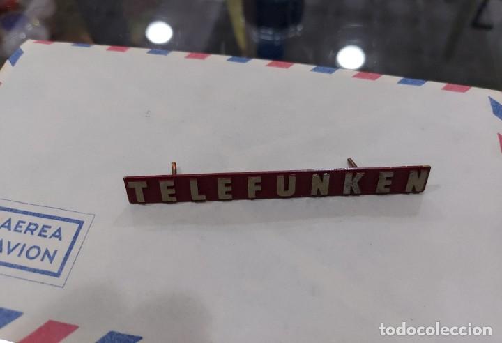 Radios de v&aacute;lvulas: Emblema en lat&oacute;n Telefunken - Foto 3