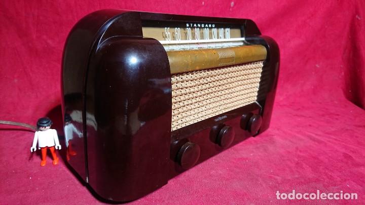 Radios de válvulas: RADIO DE VALVULAS CARCASA DE BAQUELITA - MARCA RCA VICTOR MODELO: 66X1 - AÑO 1946 - FUNCIONANDO - - Foto 4 - 237561845