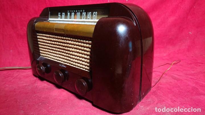Radios de válvulas: RADIO DE VALVULAS CARCASA DE BAQUELITA - MARCA RCA VICTOR MODELO: 66X1 - AÑO 1946 - FUNCIONANDO - - Foto 5 - 237561845