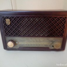 Radios de válvulas: RADIO PHILIPS AÑOS 50 DE BAQUELITA, FUNCIONANDO. Lote 321417103