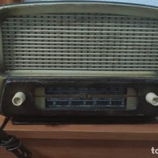 Radios de válvulas: INTERESANTE RADIO ESPAÑOL DE MADERA Y VALVULAS MARCA RADIODINA. Lote 362792540
