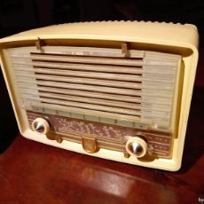 Radios de válvulas: RADIO DE VALVULAS PHILIPS BAQUELITA BLANCA FUNCIONA. Lote 373933809