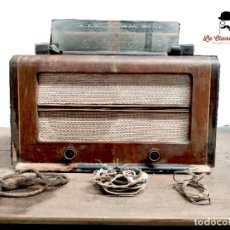 Radios de válvulas: ANTIGUA RADIO DE VÁLVULAS PHILIPS. INCLUYE ALGUNOS CABLES SUELTOS. PARA RESTAURAR. SIGLO XX.