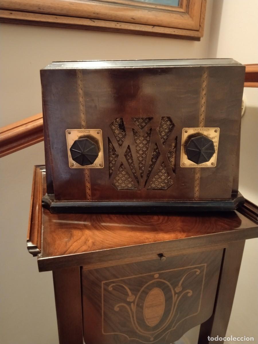 Radios de v&aacute;lvulas: Muy antigua radio funciona. - Foto 1