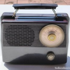 Radios de válvulas: CURIOSA RADIO DE BAQUELITA PORTATIL - VINTAGE - DE COLECCIÓN!!!
