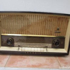 Radios de válvulas: PRECIOSA RADIO GRUNDIG, TYPE 2220 NL, FUNCIONANDO, DE BAKELITA.