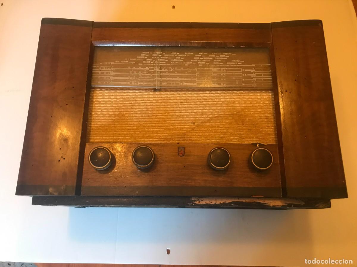 Radios de v&aacute;lvulas: radio PHILIPS antigua de madera,funciona y sintoniza alguna emisora a 110 v.