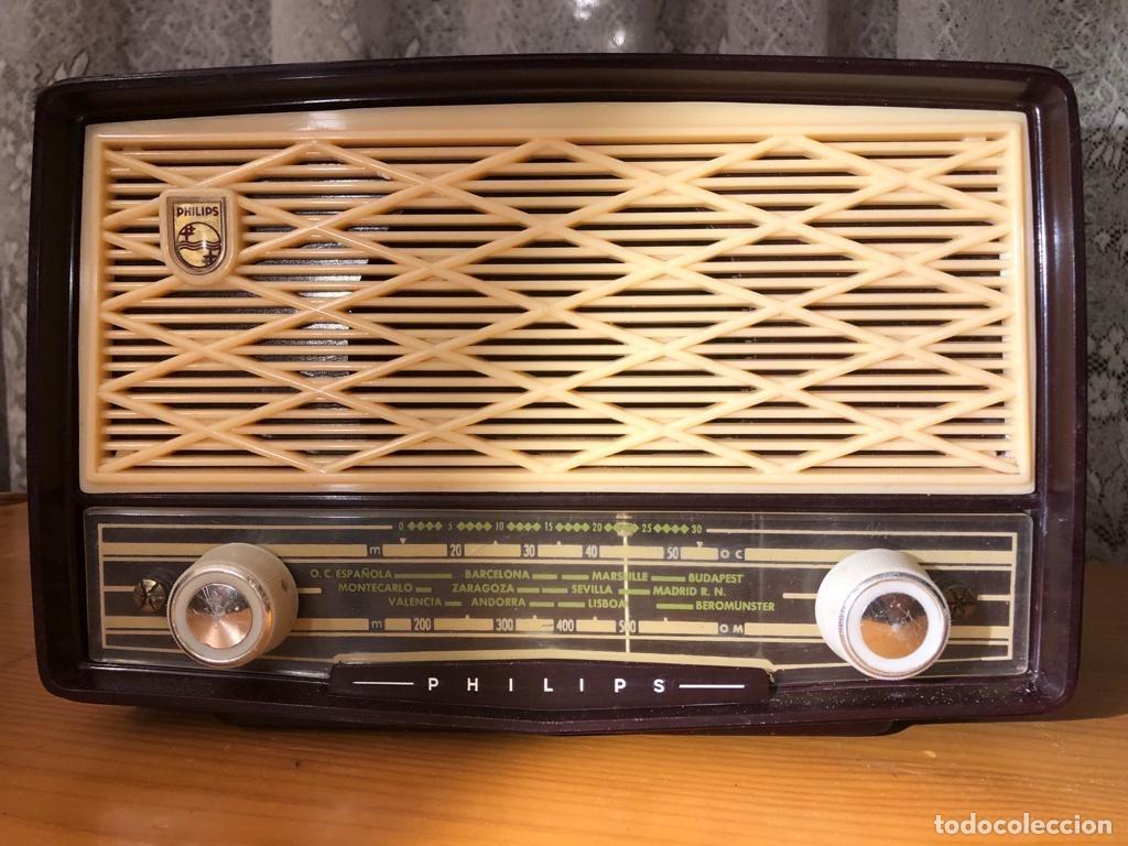Radios de v&aacute;lvulas: PHILIPS RADIO ANTIGUA B2E 72U / FUNCIONANDO - Foto 2