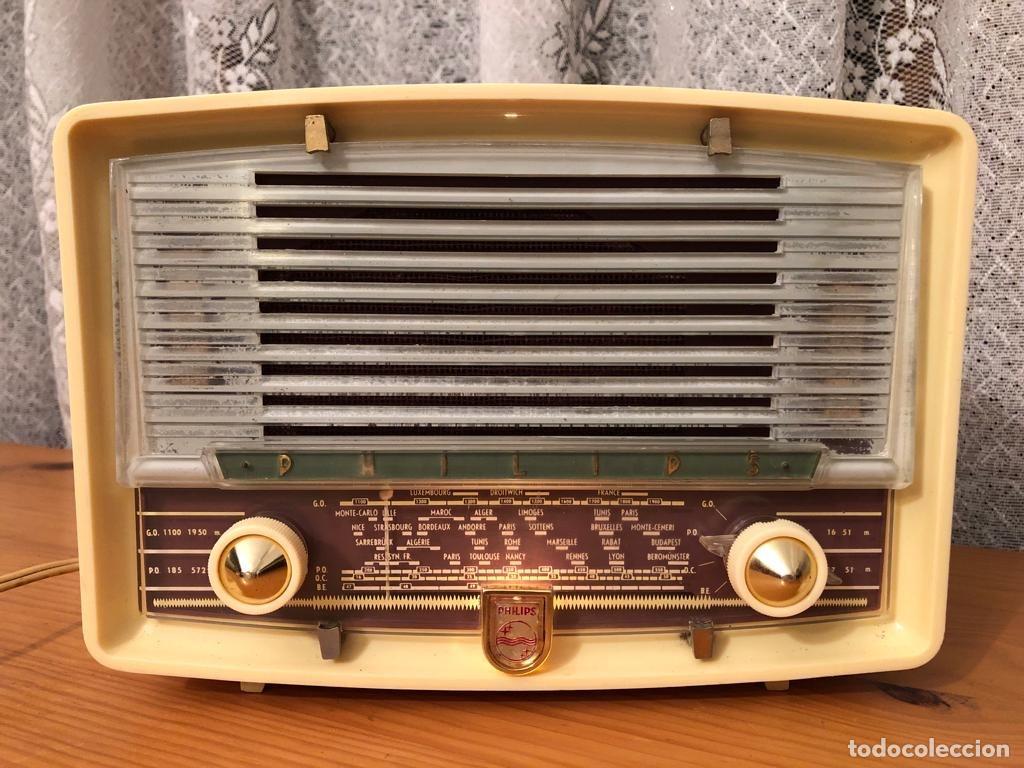 Radios de v&aacute;lvulas: RADIO ANTIGUA PHILIPS B1F 71U / FUNCIONANDO - Foto 1