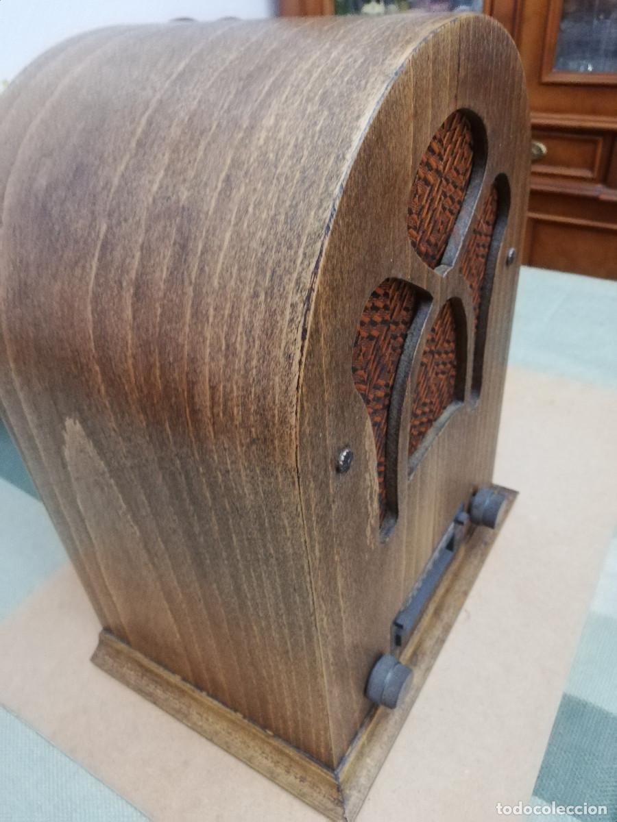 Radios de v&aacute;lvulas: Radio cassette en caja de capilla. - Foto 2