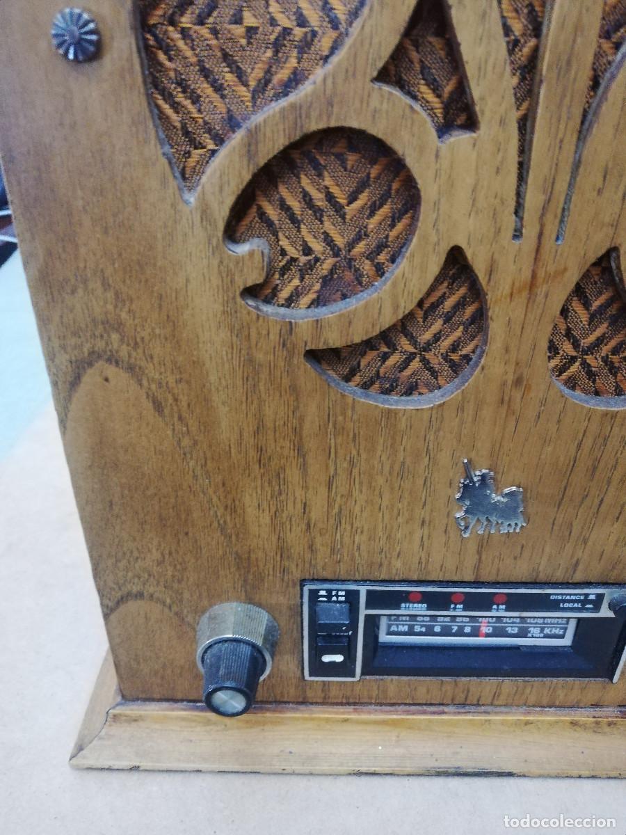 Radios de v&aacute;lvulas: Radio cassette en caja de capilla. - Foto 2