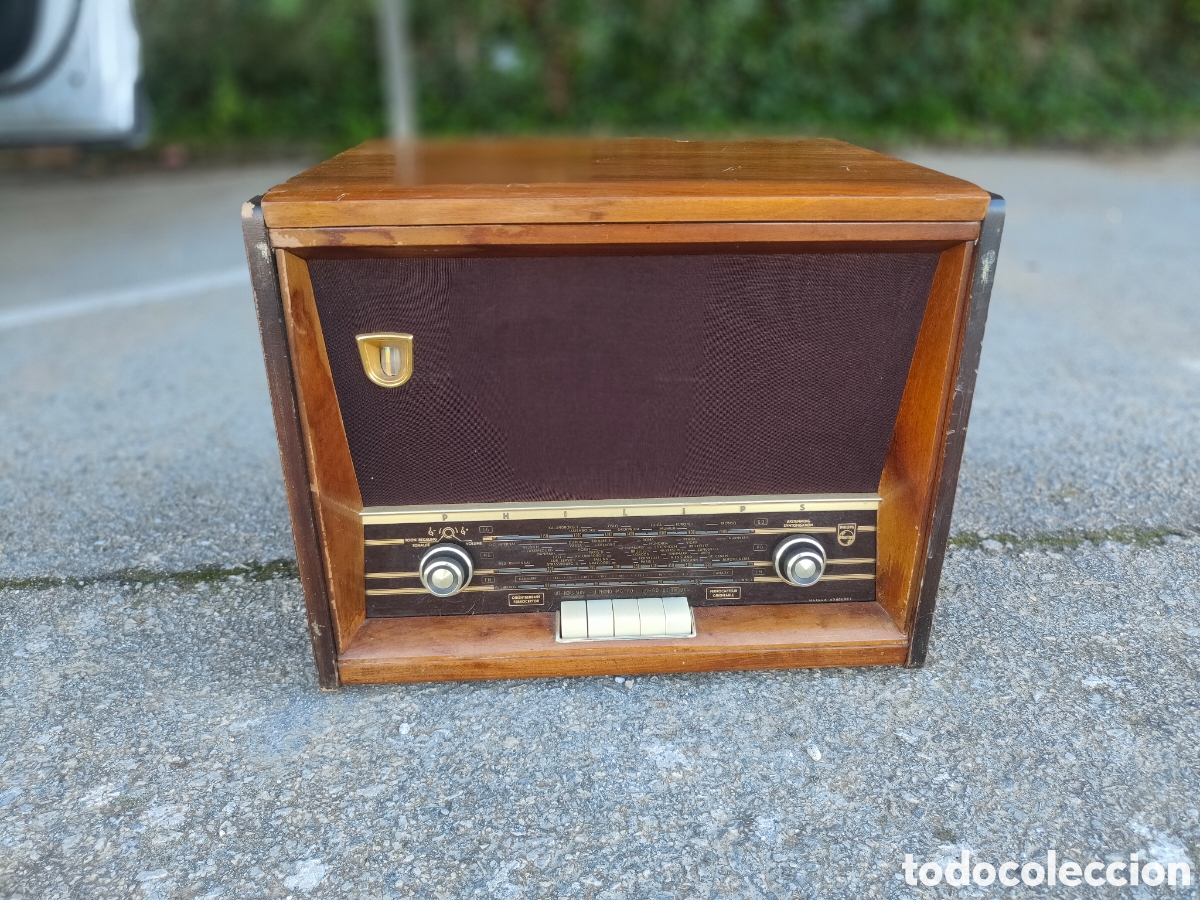 Radios de v&aacute;lvulas: ANTIGUA RADIO CON TOCADISCOS PHILIPS FUNCIONANDO - Foto 2