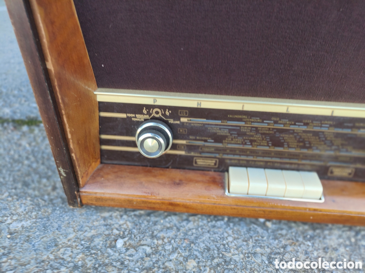 Radios de v&aacute;lvulas: ANTIGUA RADIO CON TOCADISCOS PHILIPS FUNCIONANDO - Foto 3