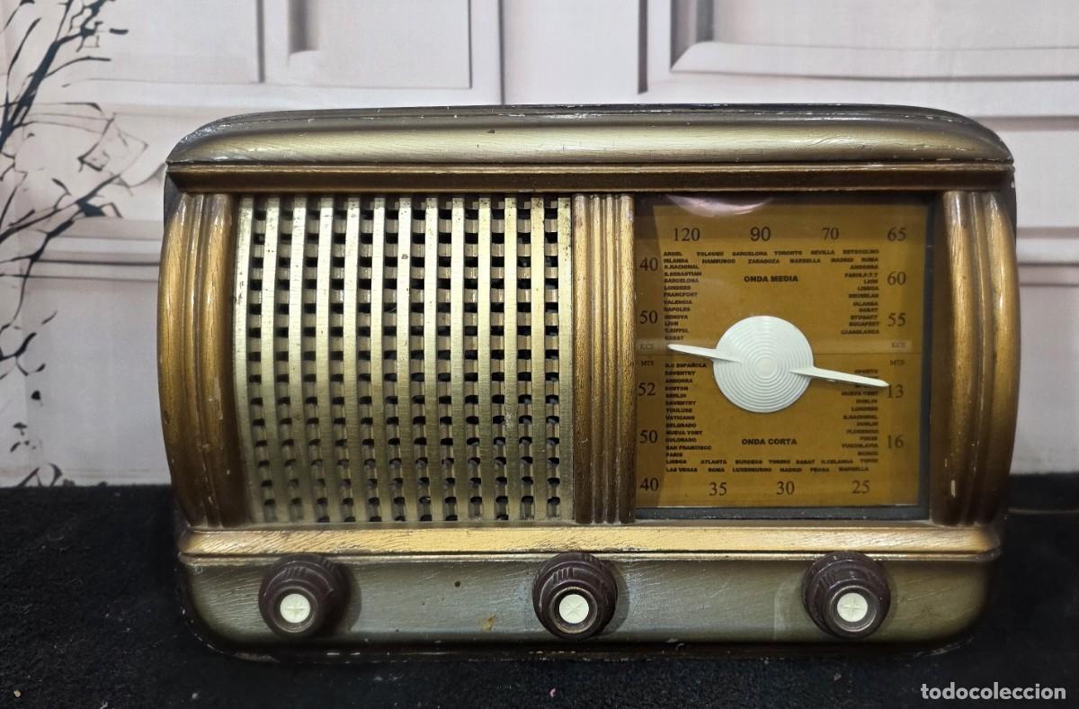 Radios de v&aacute;lvulas: Antigua radio de madera - Foto 1