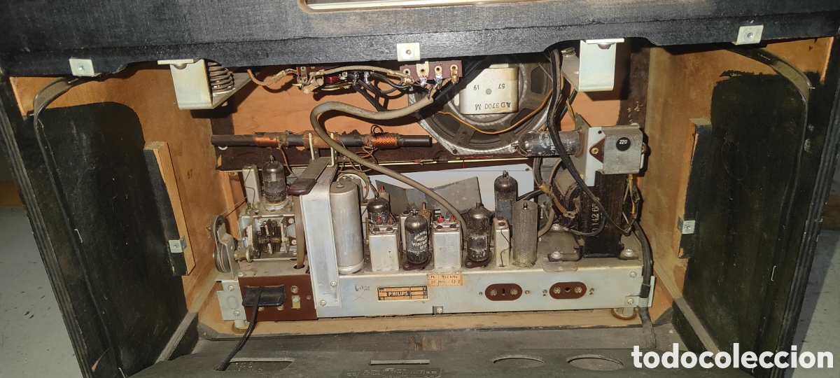 Radios de v&aacute;lvulas: ANTIGUA RADIO CON TOCADISCOS PHILIPS FUNCIONANDO - Foto 10