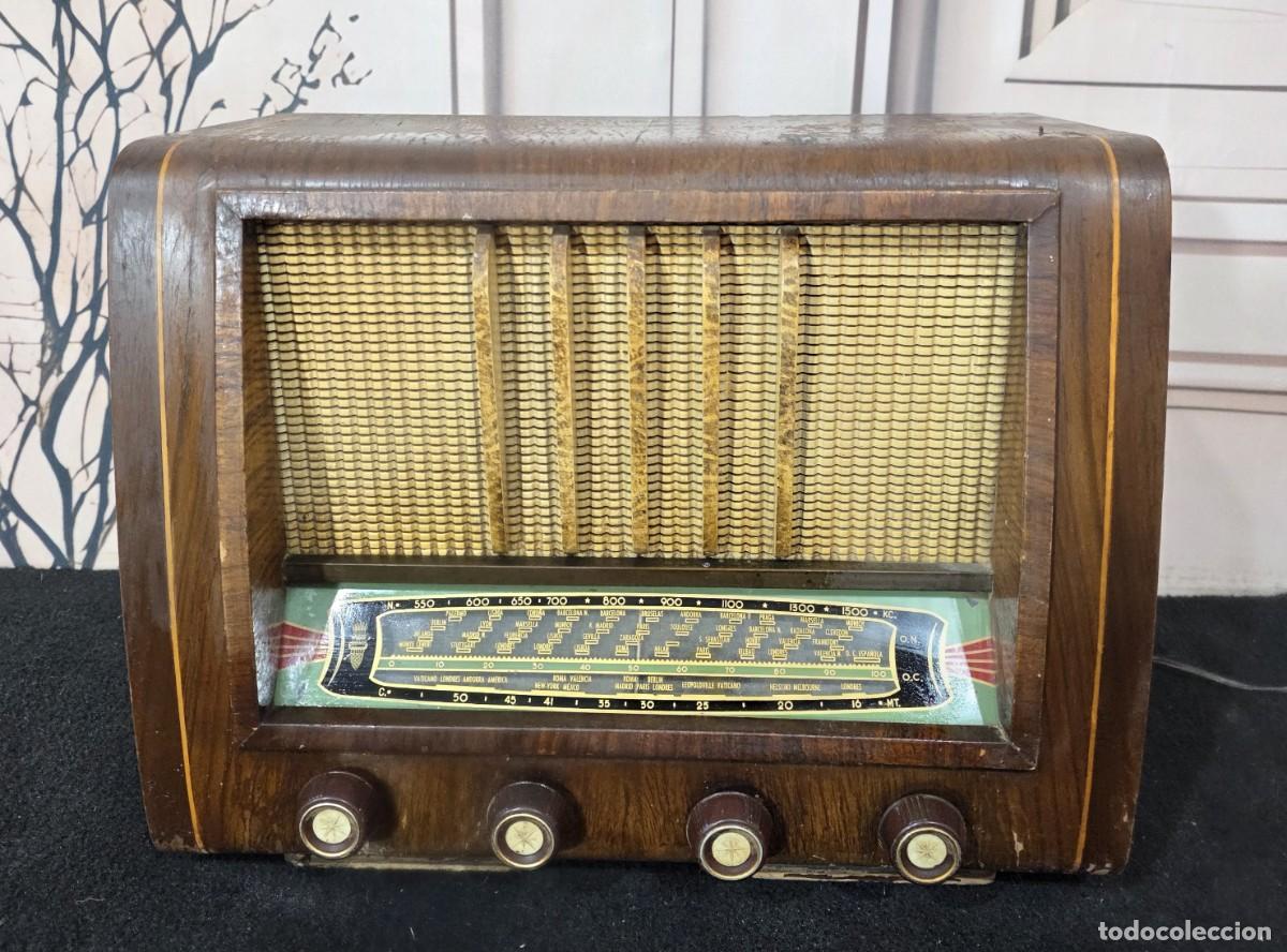 Radios de v&aacute;lvulas: Antigua radio de madera - Foto 1