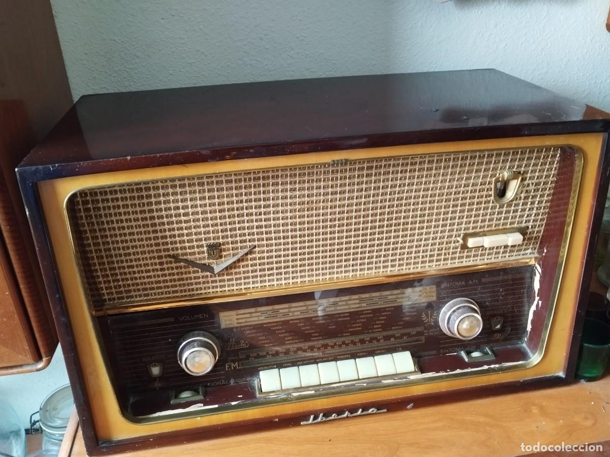 Radios de v&aacute;lvulas: Radio antigua de v&aacute;lvulas Iberia AM/FM. A&ntilde;os 50/60