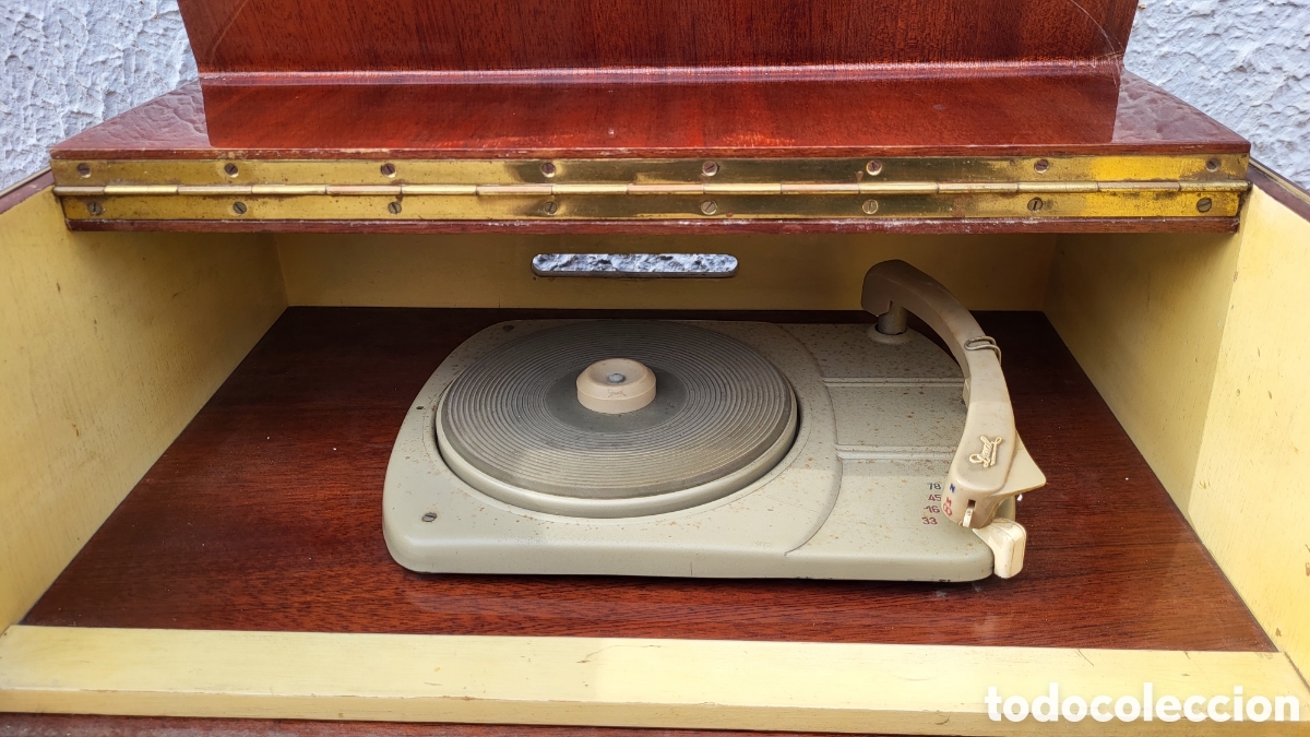 Radios de v&aacute;lvulas: Antiguo tocadiscos y Radio lnter