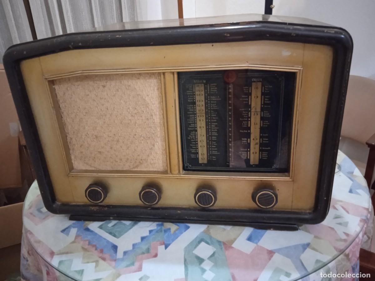 Radios de v&aacute;lvulas: Radio antigua grande de madera