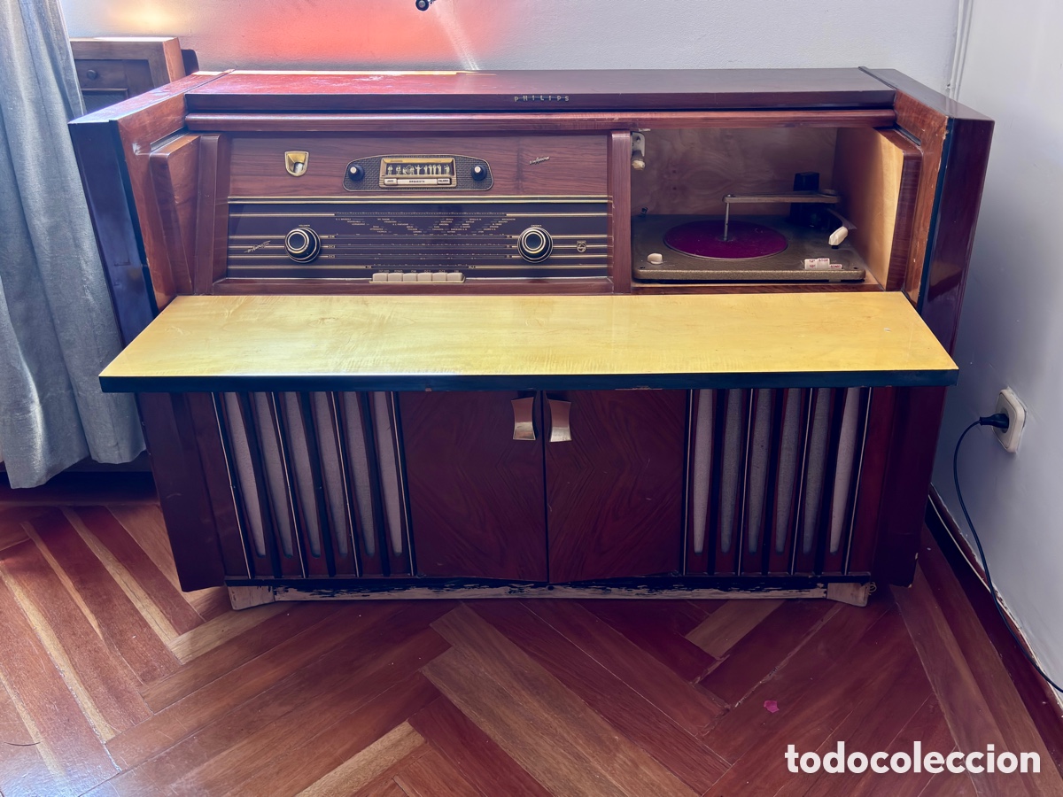 Radios de v&aacute;lvulas: Mueble radio tocadiscos modelo philips F8E 84-A. Atenci&oacute;n: se recoge en persona en Madrid.