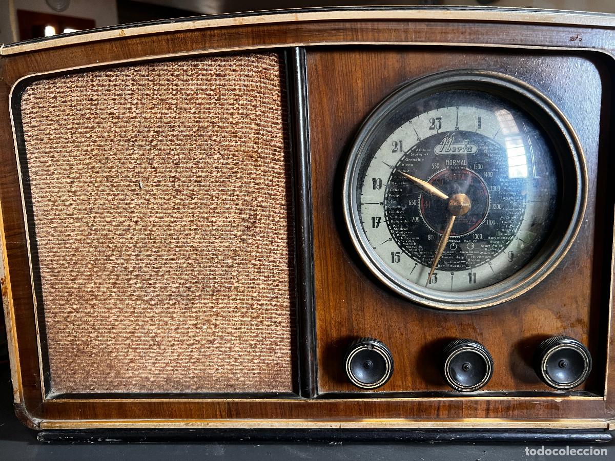Radios de v&aacute;lvulas: Antigua radio de valvulas Iberia modelo Mensajero
