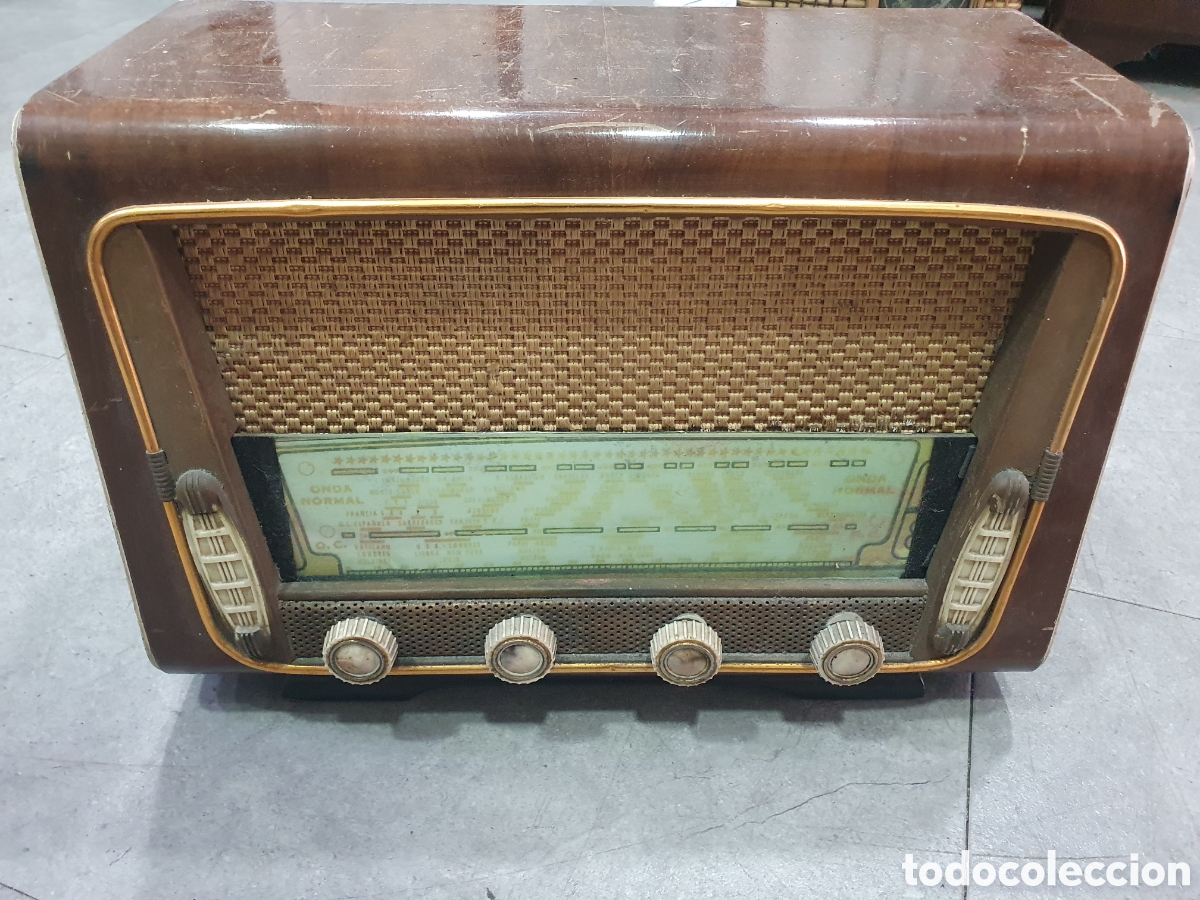 Radios de v&aacute;lvulas: Antigua radio a v&aacute;lvulas. (B)