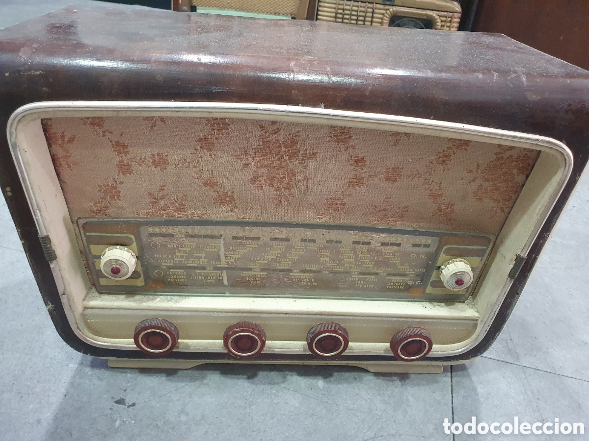 Radios de v&aacute;lvulas: Antigua radio a v&aacute;lvulas. (B)
