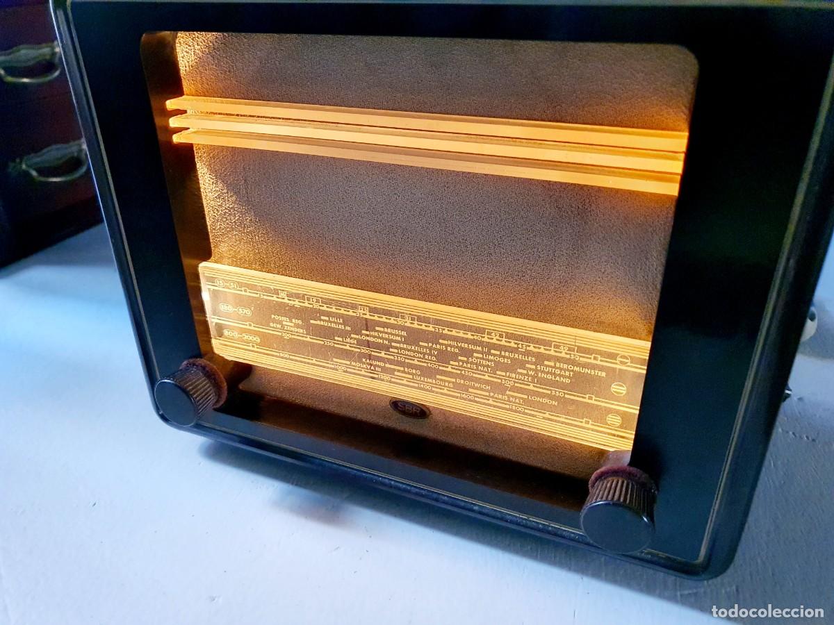 Radios de v&aacute;lvulas: Radio compacta SBR. Baquelita, 1951.