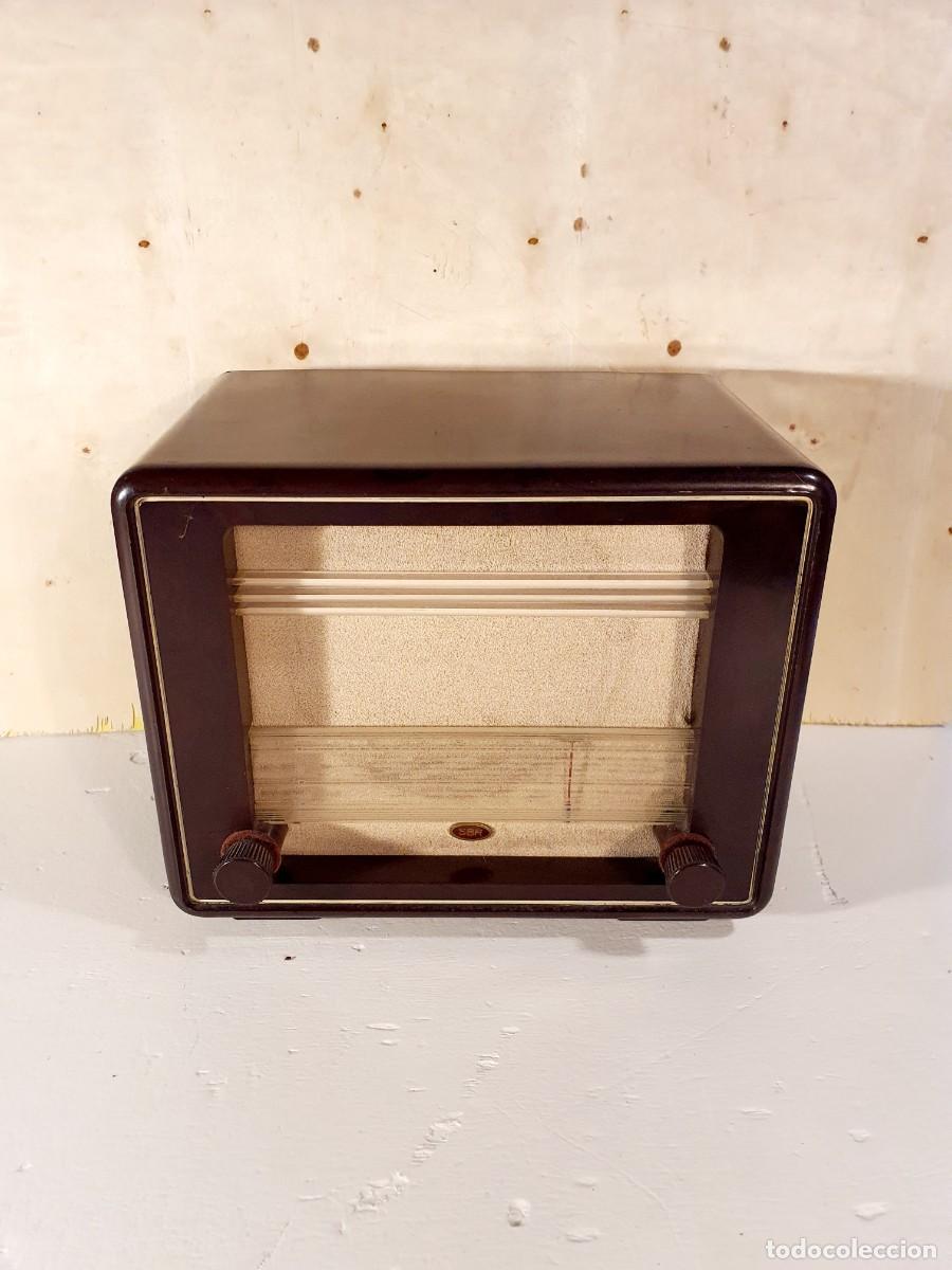 Radios de v&aacute;lvulas: Radio compacta SBR. Baquelita, 1951. - Foto 2