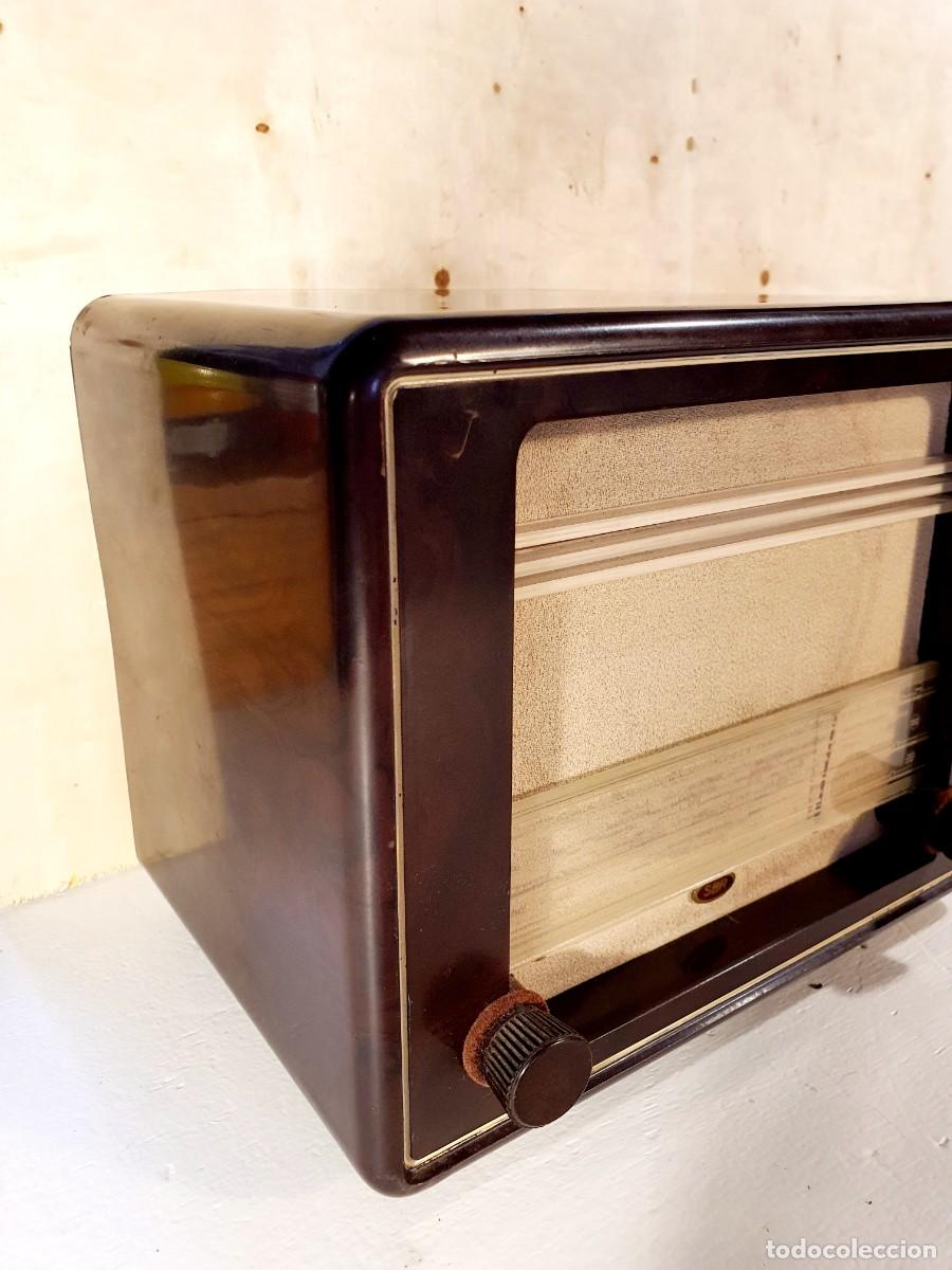 Radios de v&aacute;lvulas: Radio compacta SBR. Baquelita, 1951. - Foto 4