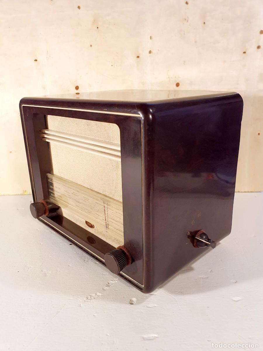 Radios de v&aacute;lvulas: Radio compacta SBR. Baquelita, 1951. - Foto 5