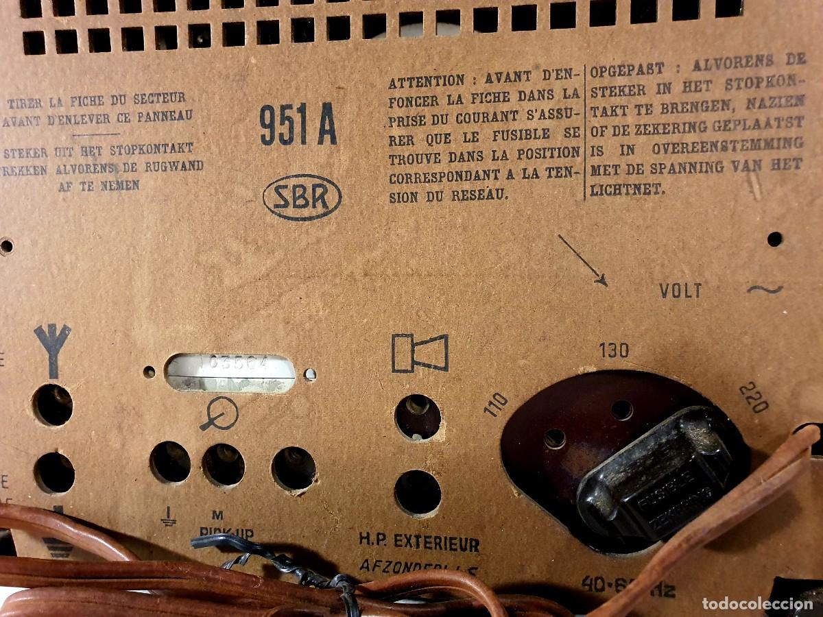 Radios de v&aacute;lvulas: Radio compacta SBR. Baquelita, 1951. - Foto 7