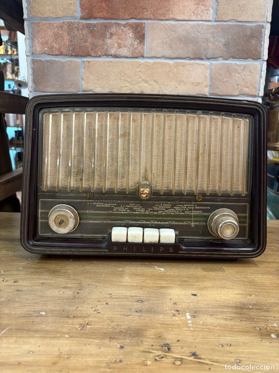 Radios de v&aacute;lvulas: Radio vintage de v&aacute;lvulas Philips en baquelita con dial de emisoras (c. 1952 - 1956)