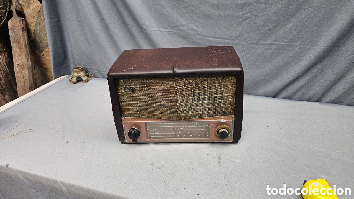 Radios de v&aacute;lvulas: Antigua radio de v&aacute;lvulas de baquelita RCA Victor