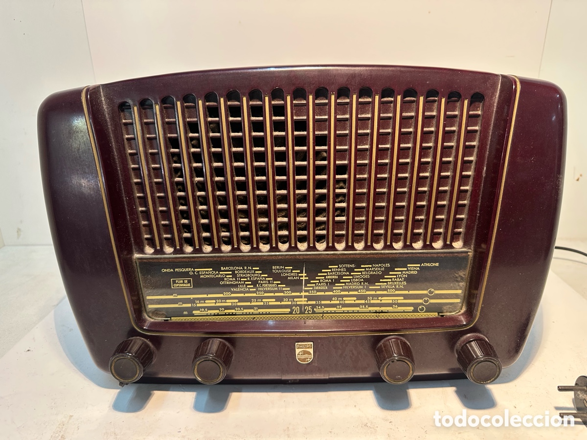 R&ouml;hrenempf&auml;nger: RADIO PHILIPS BE-321-A DE BAQUELITA. MEDIADOS SIGLO XX.