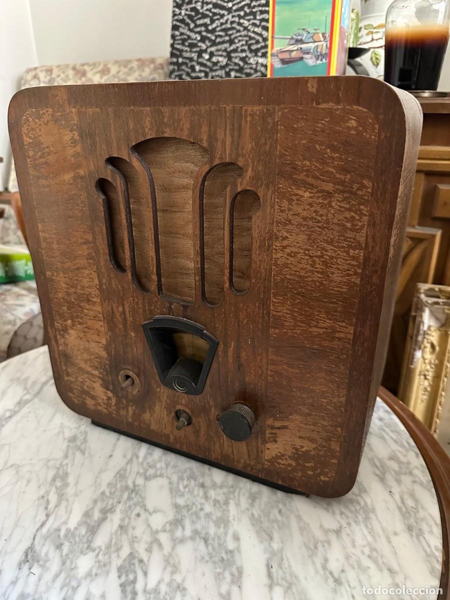 Radios de v&aacute;lvulas: Radio antigua de v&aacute;lvulas en madera estilo Art D&eacute;co a&ntilde;os 30-40 &ndash; original sin restaurar