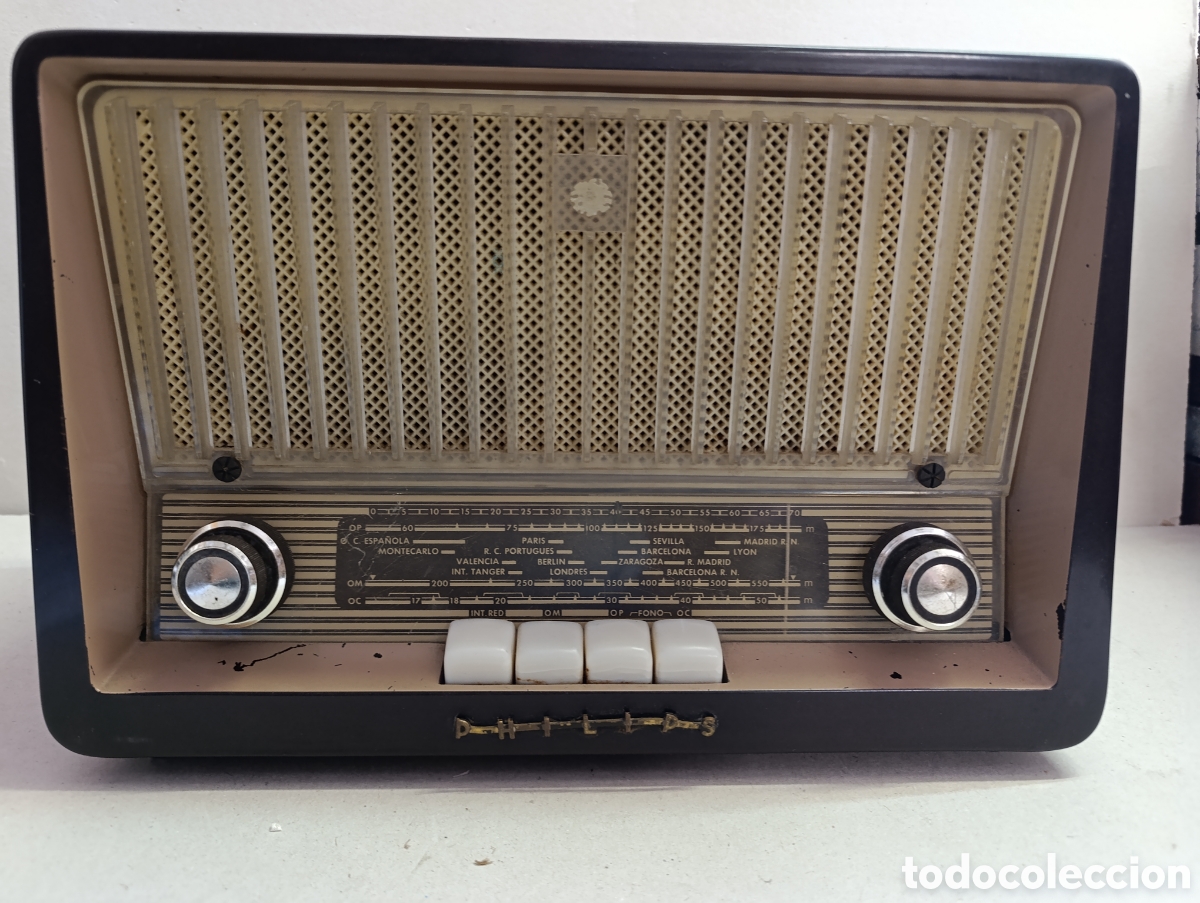 Radios de v&aacute;lvulas: RADIO PHILIPS EN BAQUELITA EN TONOS OSCUROS Y FRENTE EN COLOR BEIGE.