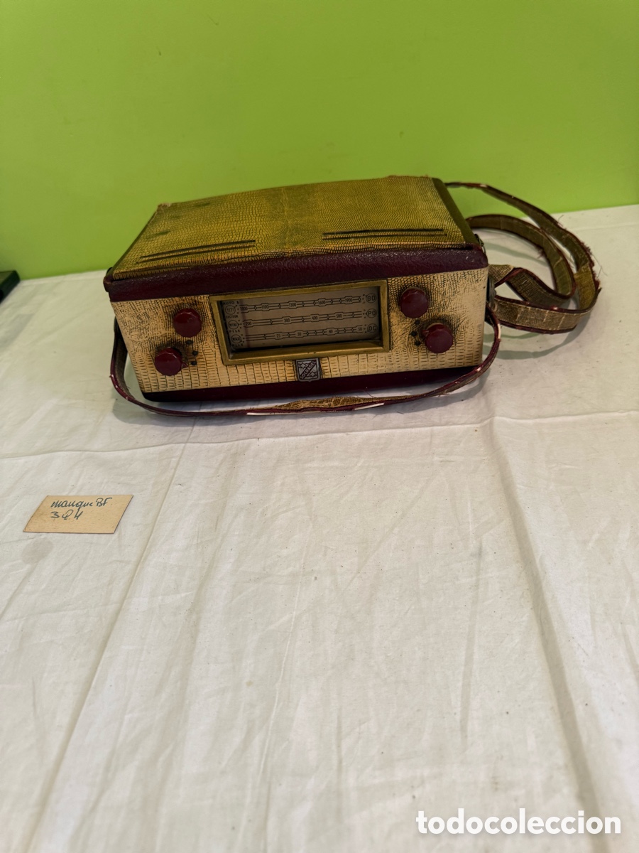 Radios de v&aacute;lvulas: Radio port&aacute;til de v&aacute;lvulas SOCRADEL francesa a&ntilde;os 50 &ndash; rara, con bandolera original